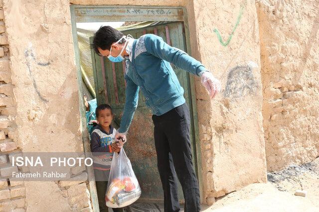 توزیع بسته های غذایی بین بچه ها کار مناطق محروم یزد