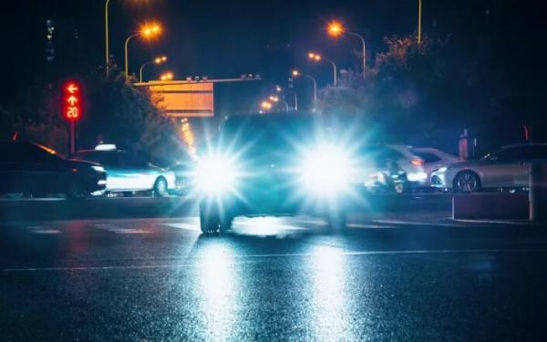 خطر تصادف با نور زننده: لامپ های LED در چراغ های جلوی ماشین رانندگی در شب را غیرقابل تحمل می نماید